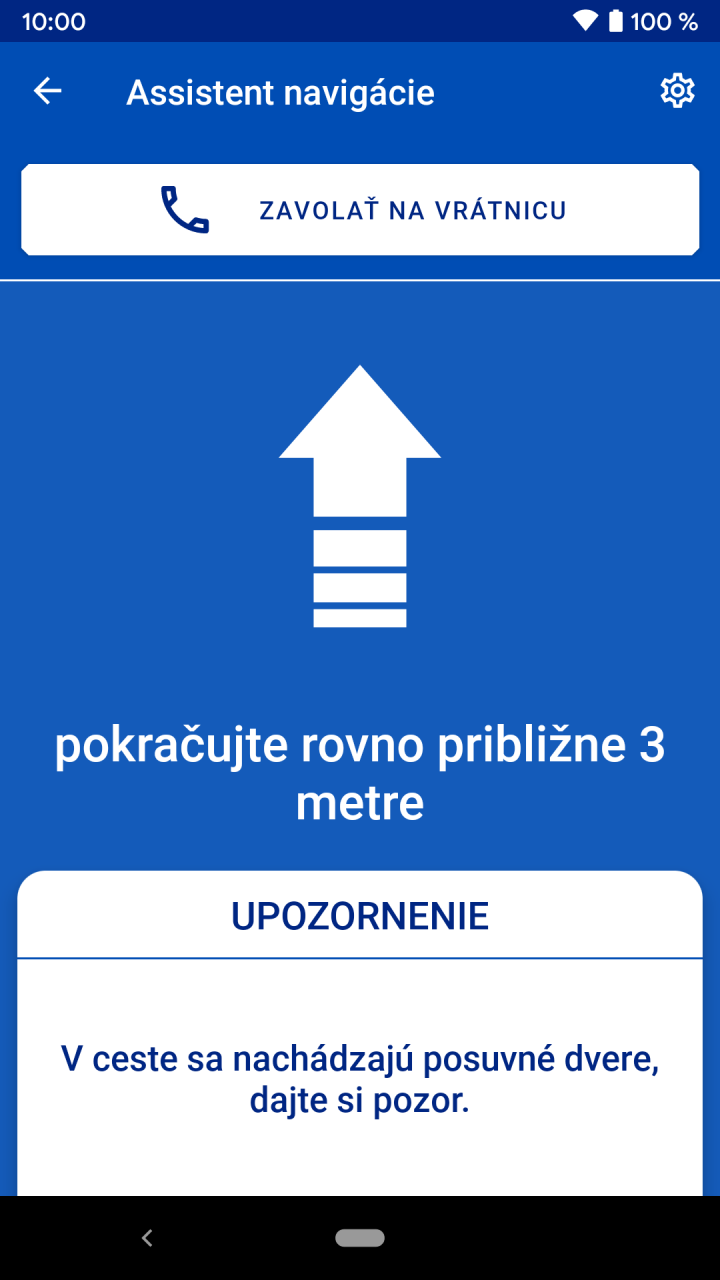 InforM8 - sprievodca: Asistent navigácie - pokračujte rovno približne 3 metre - Upozornenie: V ceste sa nachádzajú posuvné dvere, dajte si pozor.